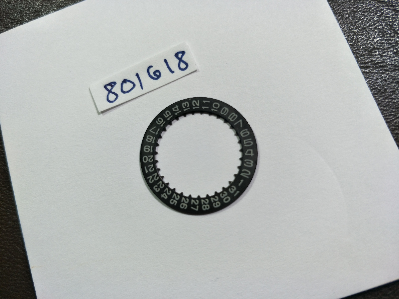 801618 GENUINE DATE DIAL DISK 3 O’CLOCK DAY/DATE WINDOW SEIKO 6138 A&B, 6139 A&B