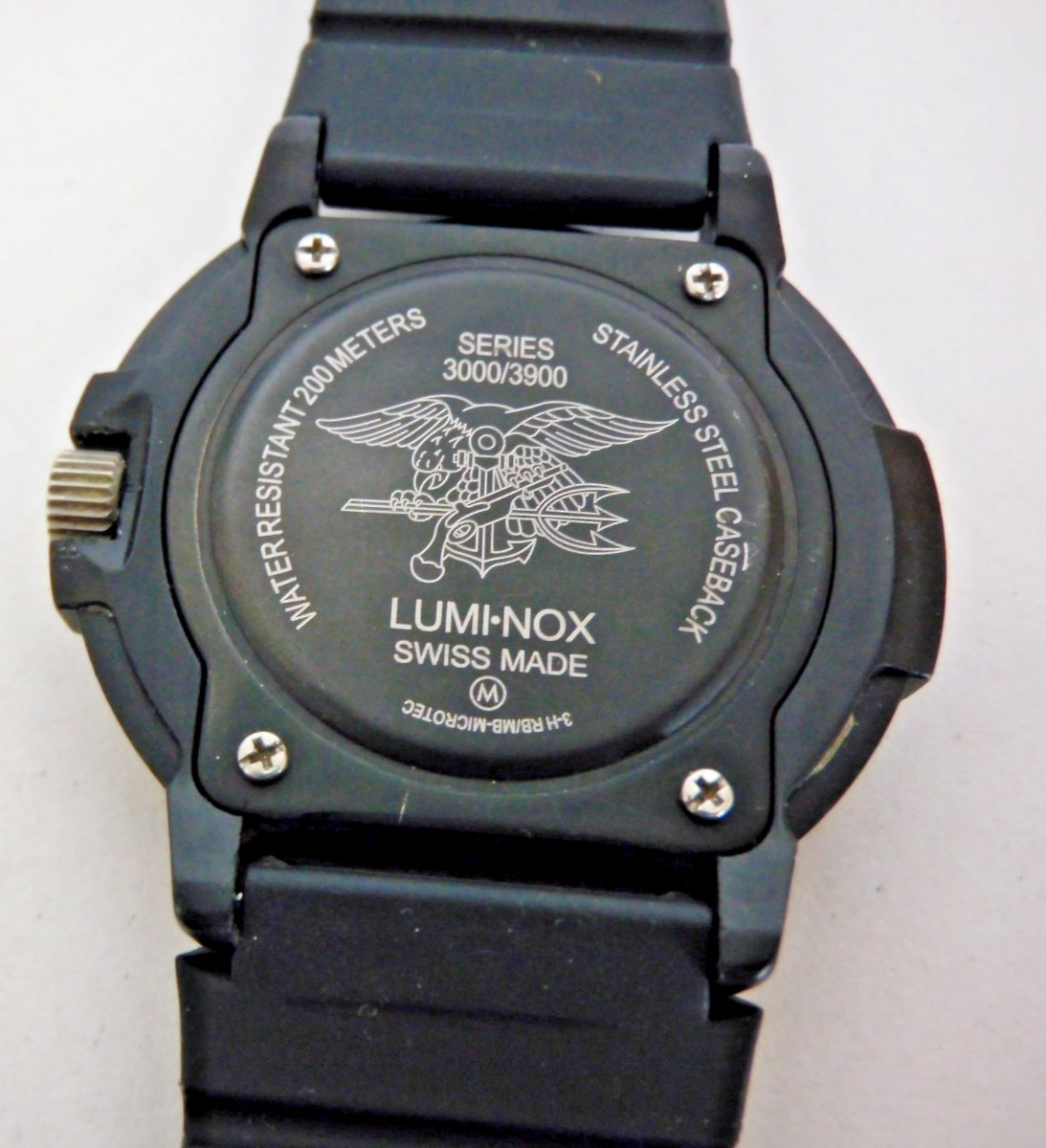GENTS LUMINOX SWISS QUARTZ & DATE SEIRES #3000/3900. RUNNING NEEDS CLEANING.