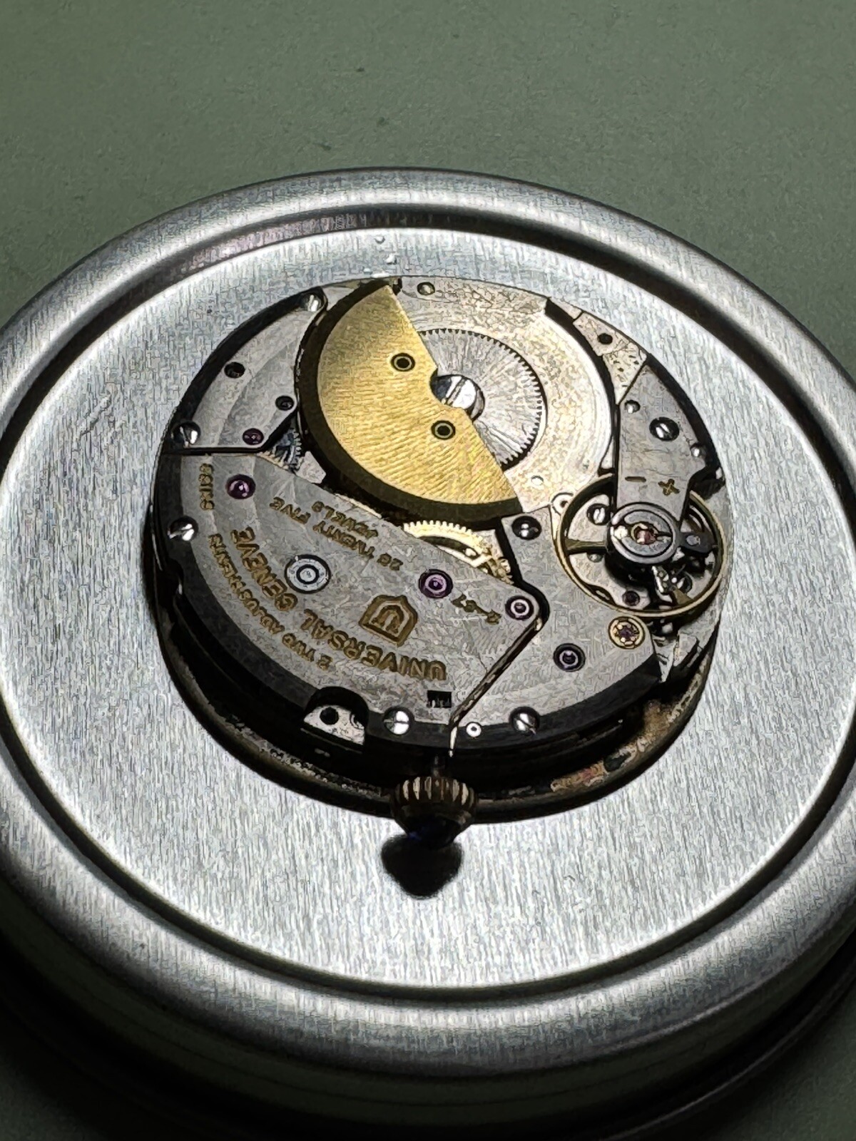 UNIVERSAL GENEVE cal. 2-67 MICRO ROTOR MOVEMENT / GOLDEN SHADOW DIAL and CROWN