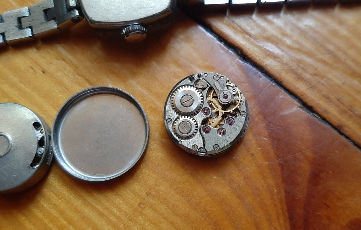 2 old Soviet mechanisms of women’s watches Chaika and Zaria watches. Not working