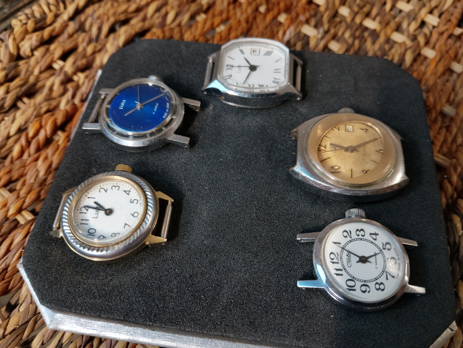 Lot of 5 WOMEN WATCHES Luch,zarja,slava Vintage/For Parts/Pepair.