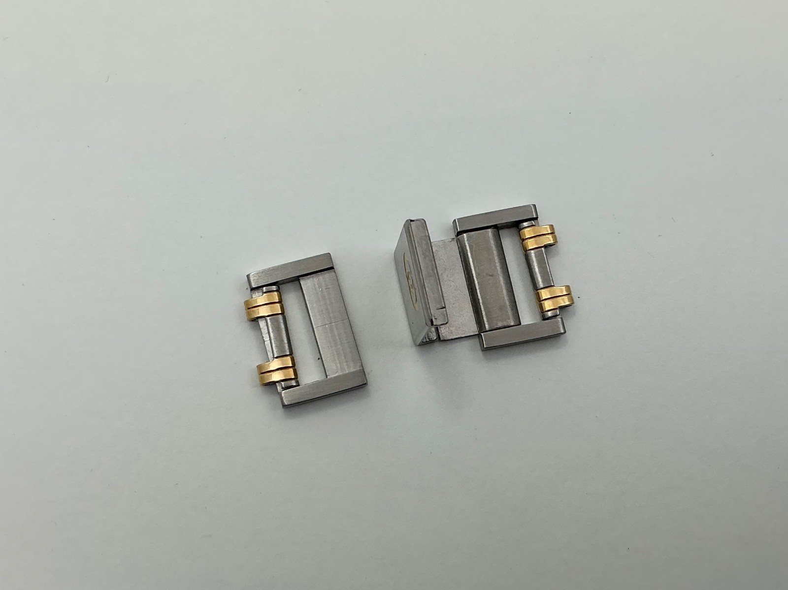 Gucci 9000M CONTINUOUS Partial Band Stainless Steel and Gold Tone