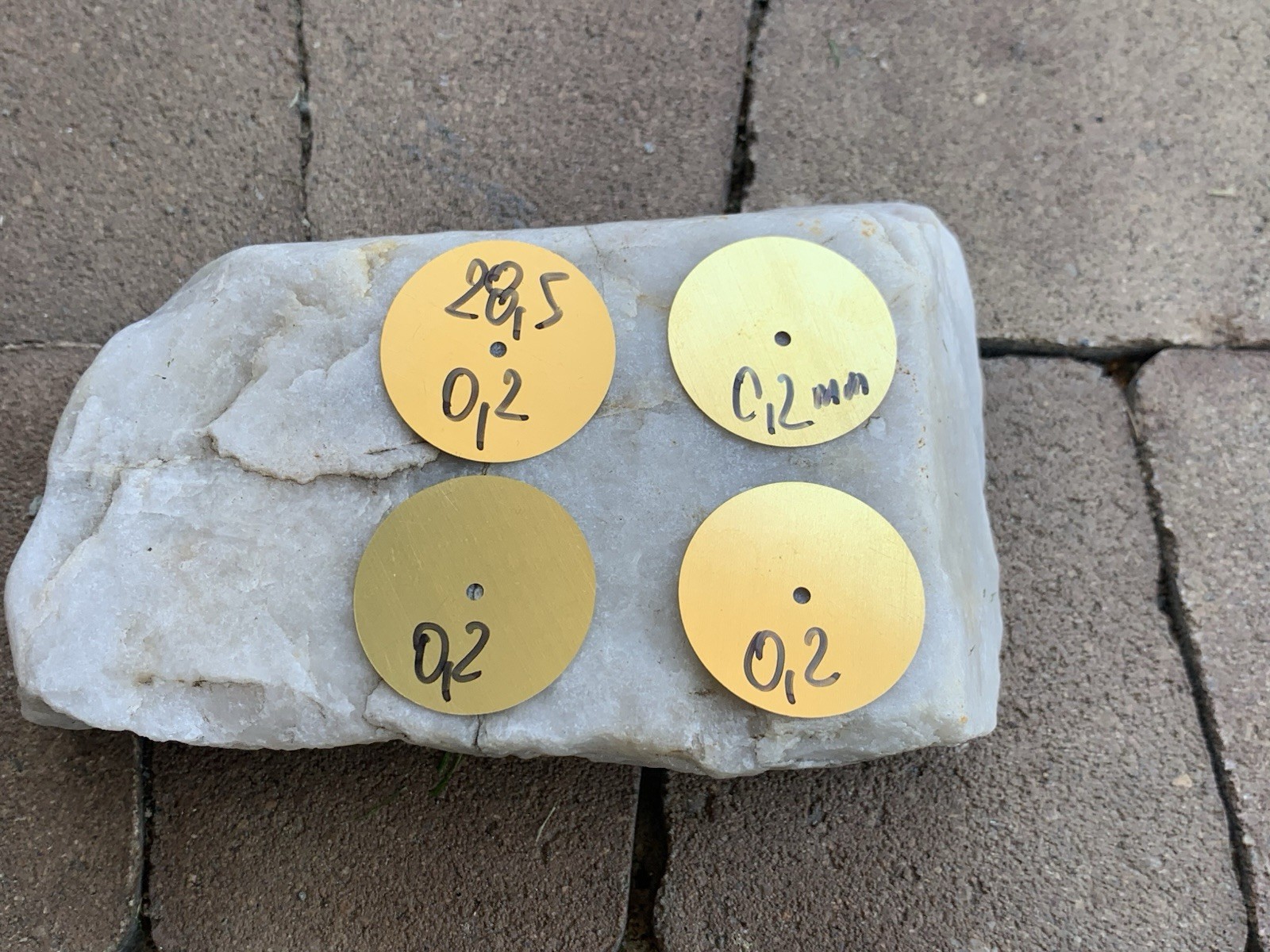 Blank dials / watch dials – yellow brass Ø 28,5 mm / thickness 0,2 mm .
