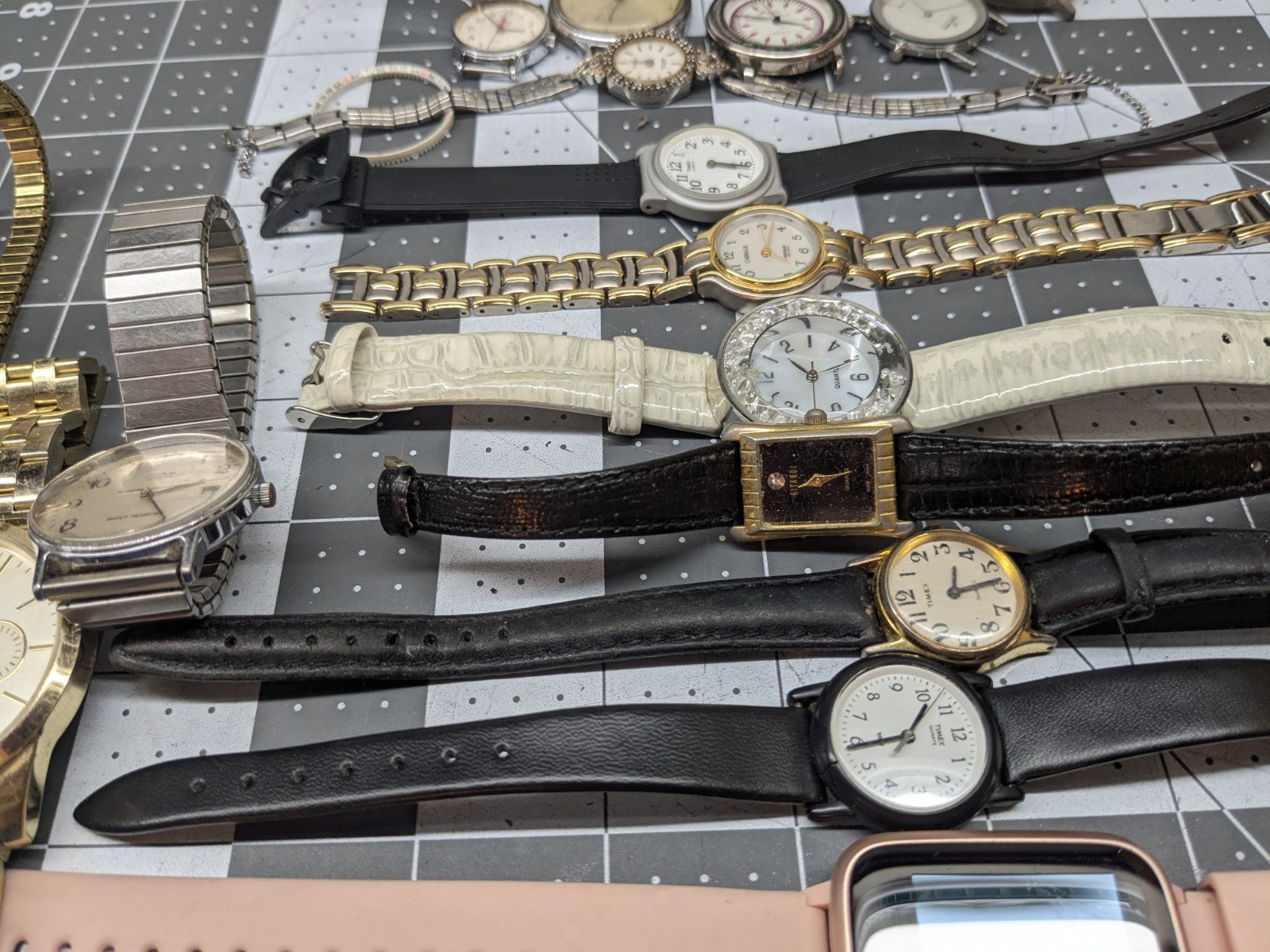 Bulk Watch Lot Timex,Fossil,Quartz Movements 25 Watches + Accessories