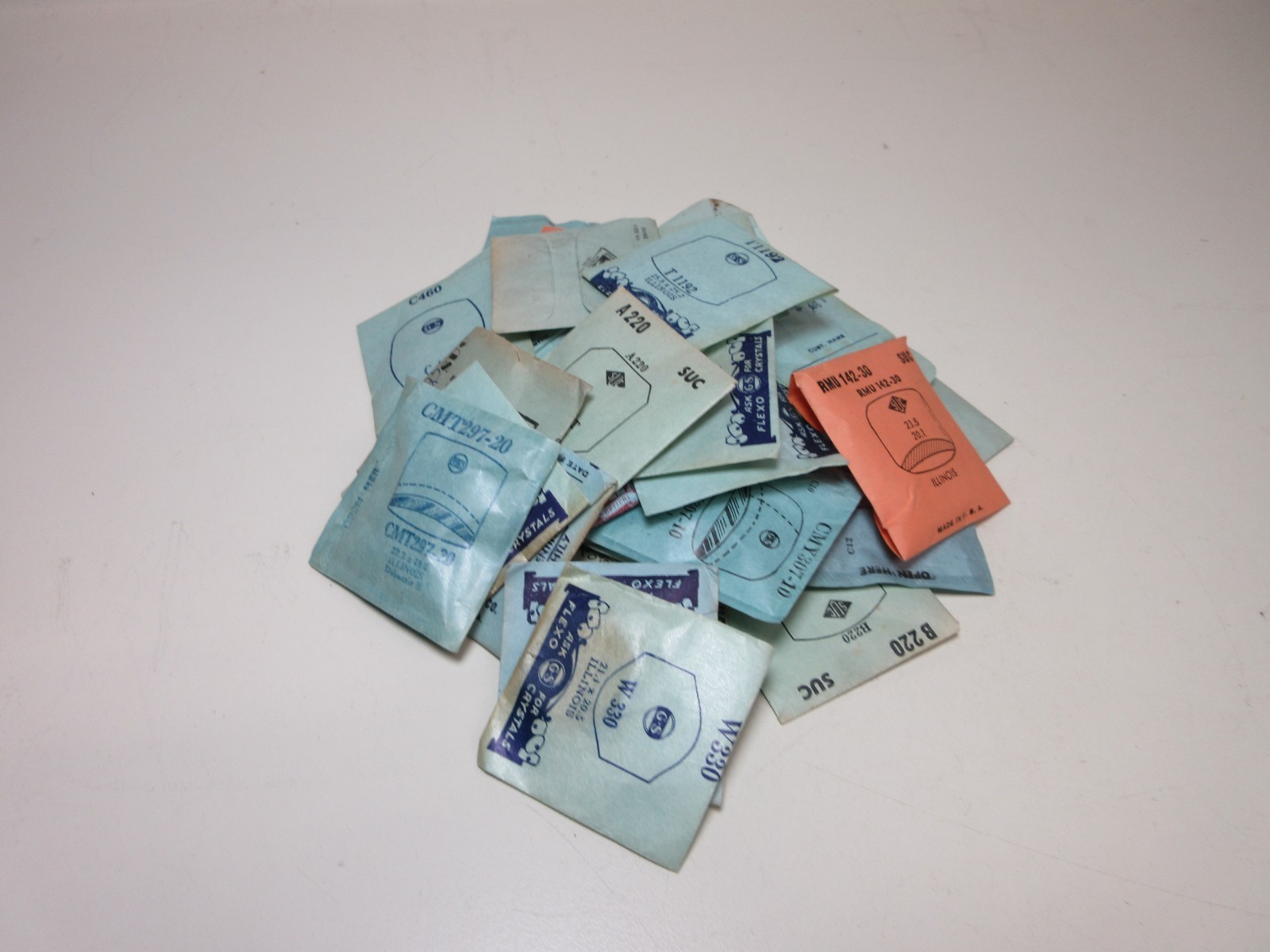 LOT OF G.S SUC MENS ILLINOIS WATCH CRYSTALS ASSORTED NEW OLD STOCK FLEXO #215