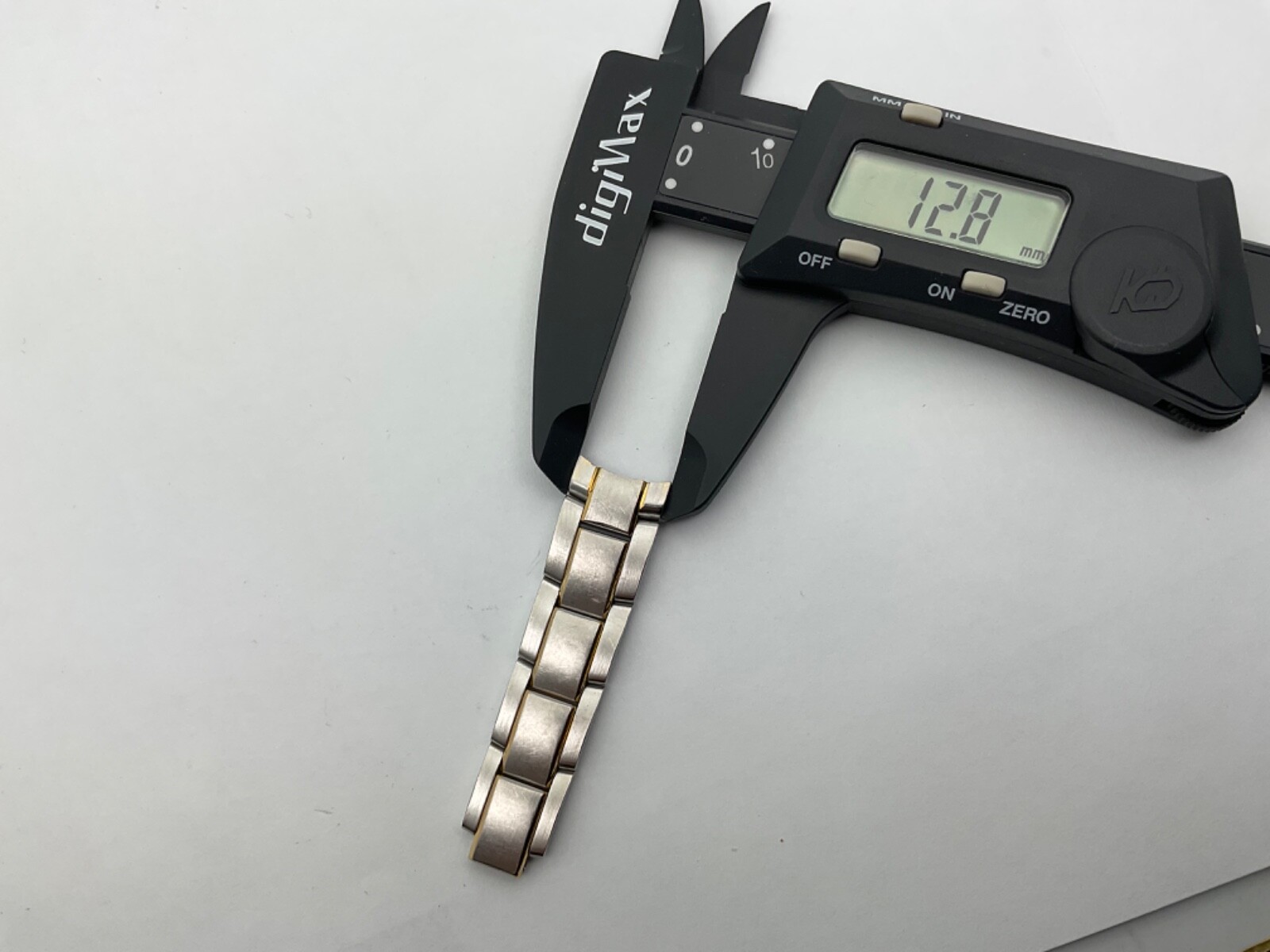 Ladies Movado 85-G4-825 CONTINUOUS Partial Band 85 G4 825 Stainless Steel gold
