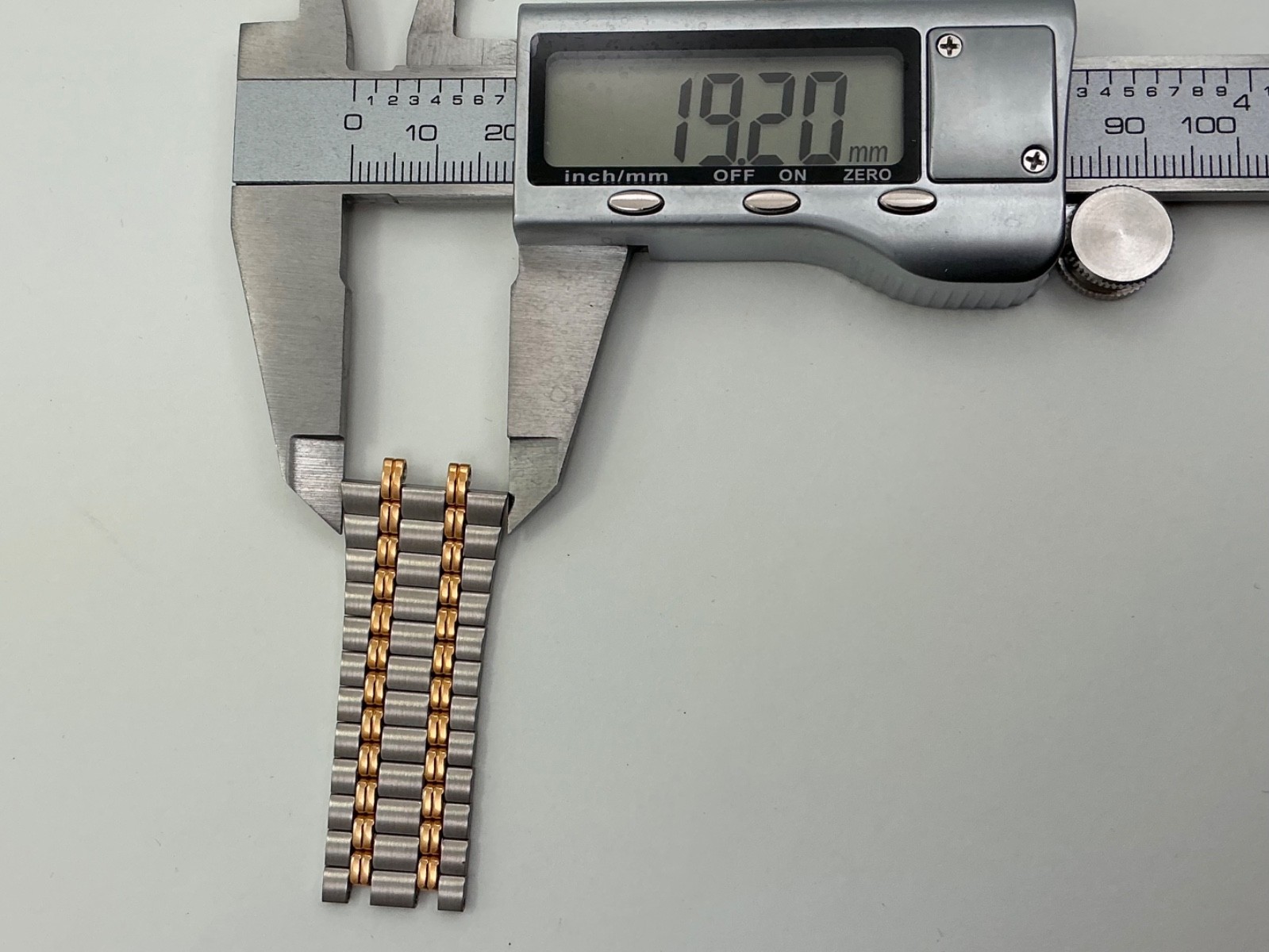 Gucci 9000M CONTINUOUS Partial Band Stainless Steel and Gold Tone