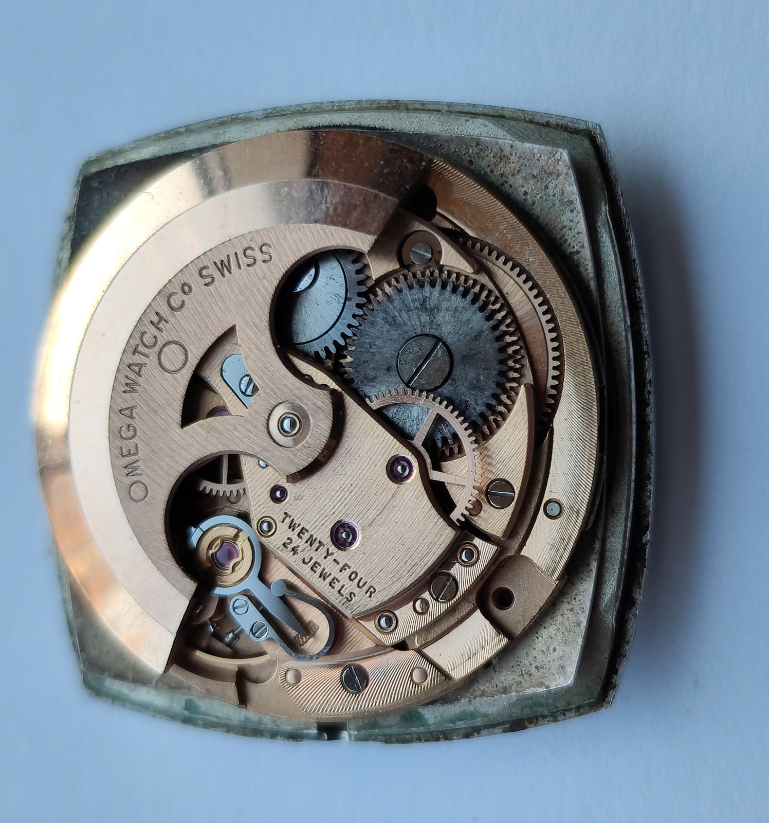 Vintage Omega Automatic Cal 565 Watch Movement , balance moves.