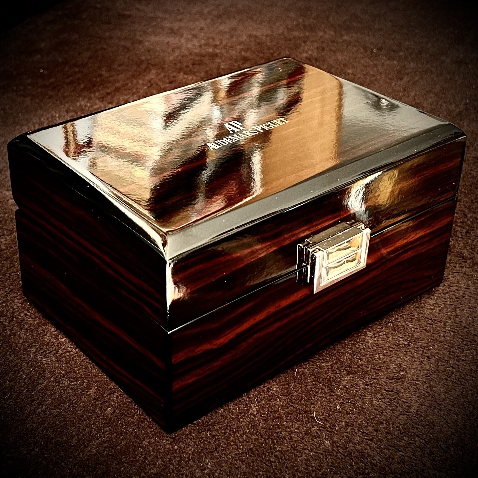 Original Swiss “Audemars Piguet” Walnut Watch Case & Outer Box (8”x6”x 6”, 935g)