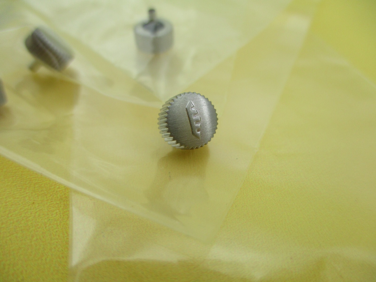 100% authentic Fortis pull out/push in crown for model 645/650-103, 7.5mm
