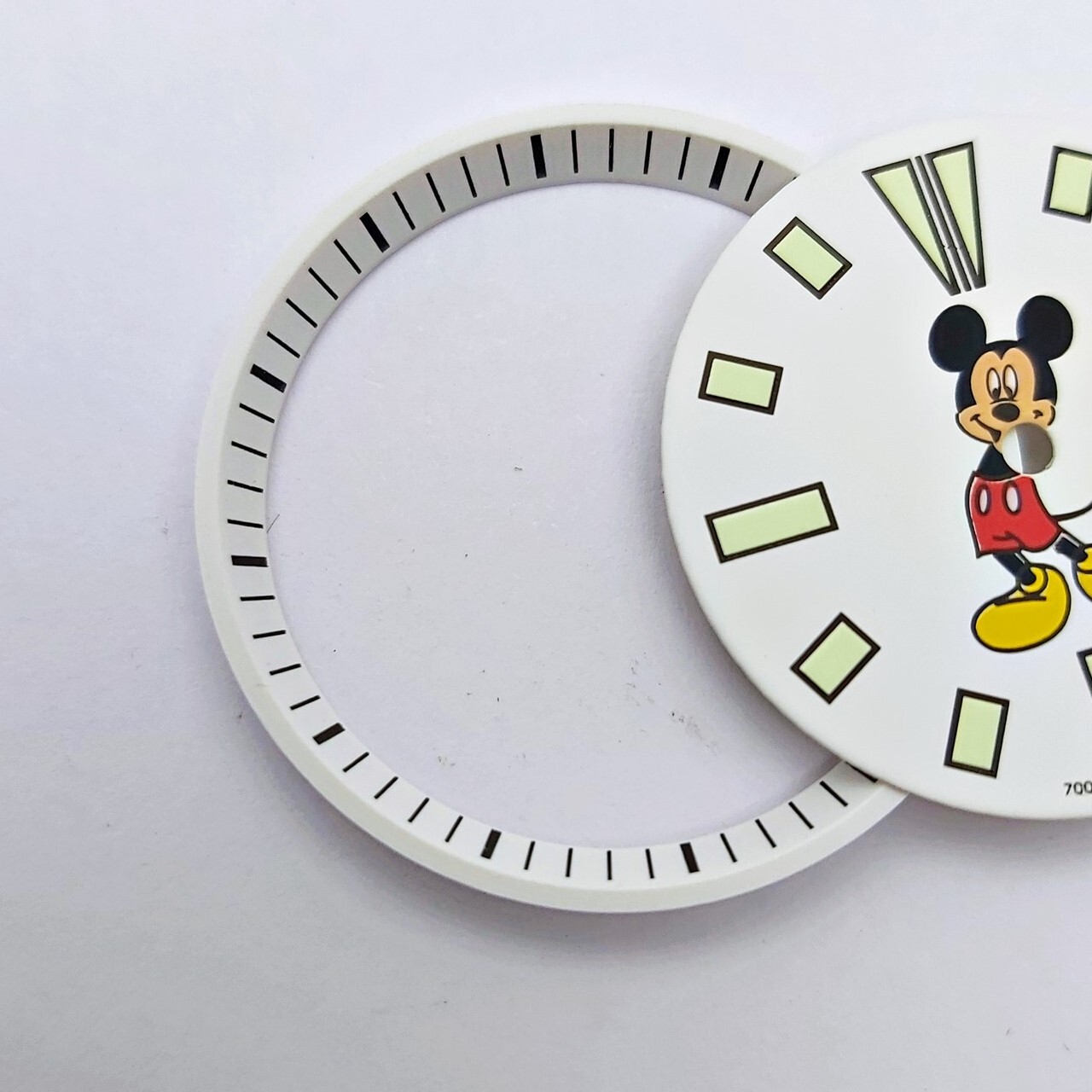 SEIKO MICKEY MOUSE DIAL GLOVED HANDS MINUTE TRACK 7002 7000 WATCH RED VER. 6218