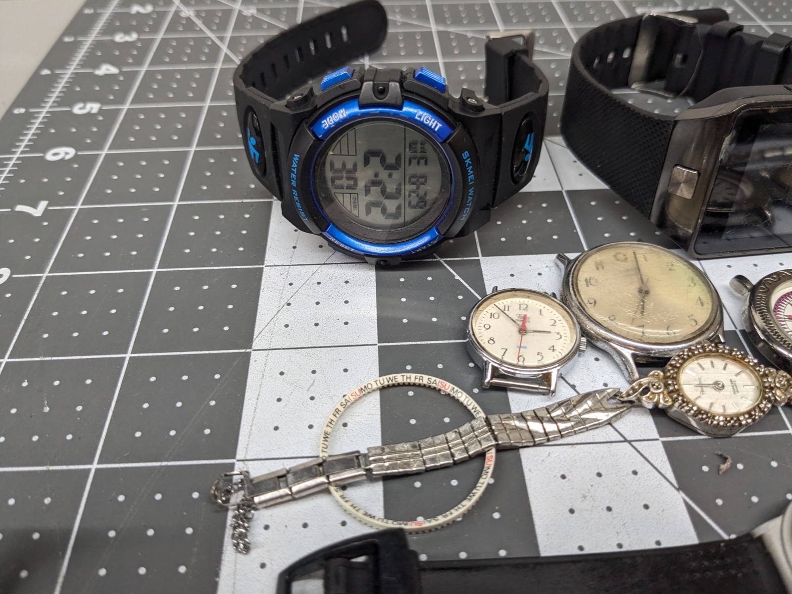 Bulk Watch Lot Timex,Fossil,Quartz Movements 25 Watches + Accessories