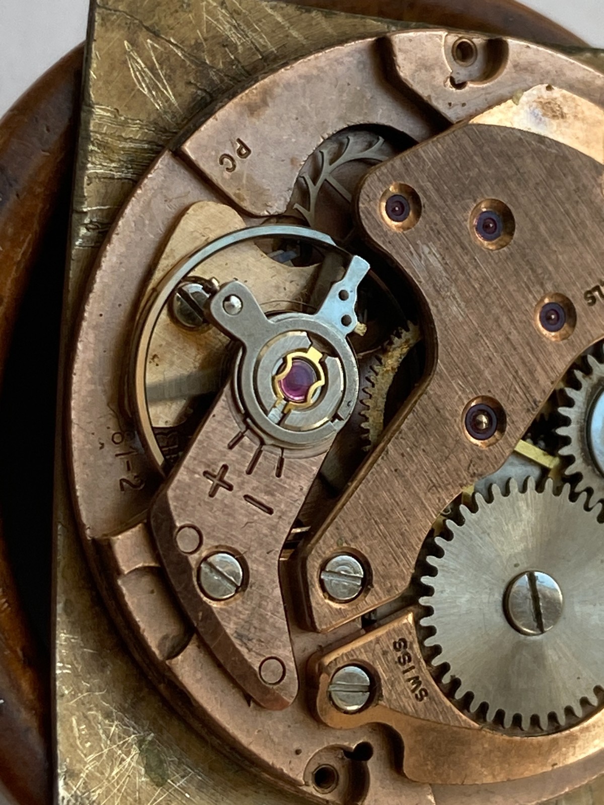VINTAGE MEN WRIST WATCH FOR PARTS MOVEMENT CREATION SWISS 17 RUBIS CAL. FHF 81-2