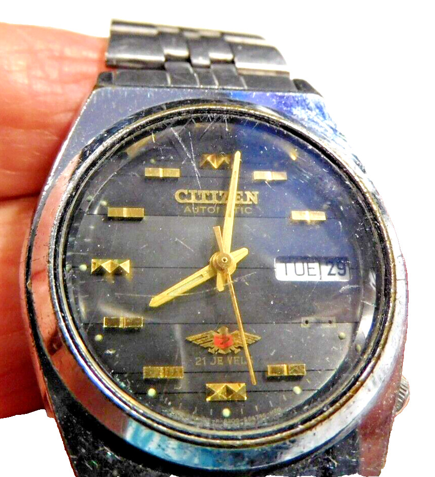 CITIZEN 8200A 21 JEWELS AUTO DAY & DATE RUNNING. NEEDS CLEANING, OIL, ADJUSTMENT