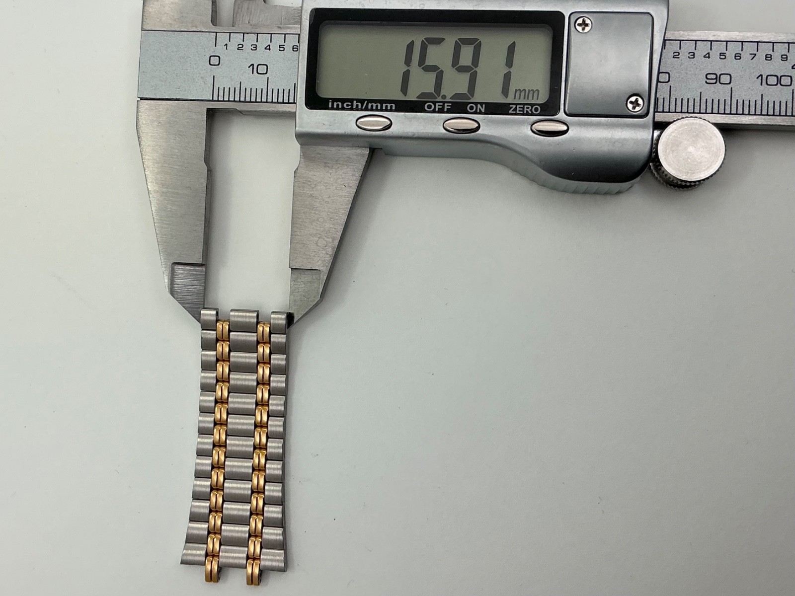 Gucci 9000M CONTINUOUS Partial Band Stainless Steel and Gold Tone