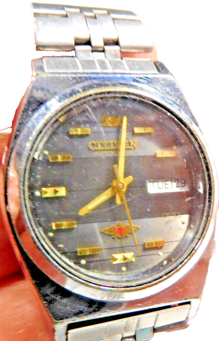 CITIZEN 8200A 21 JEWELS AUTO DAY & DATE RUNNING. NEEDS CLEANING, OIL, ADJUSTMENT
