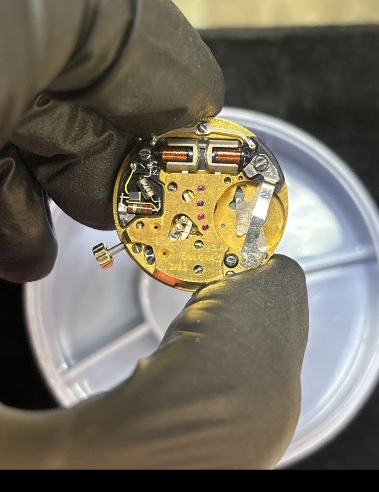 Vig-Inside watch mech. ONLY for 14k Solid Gold Bulova Accutron 2182 Mens Watch