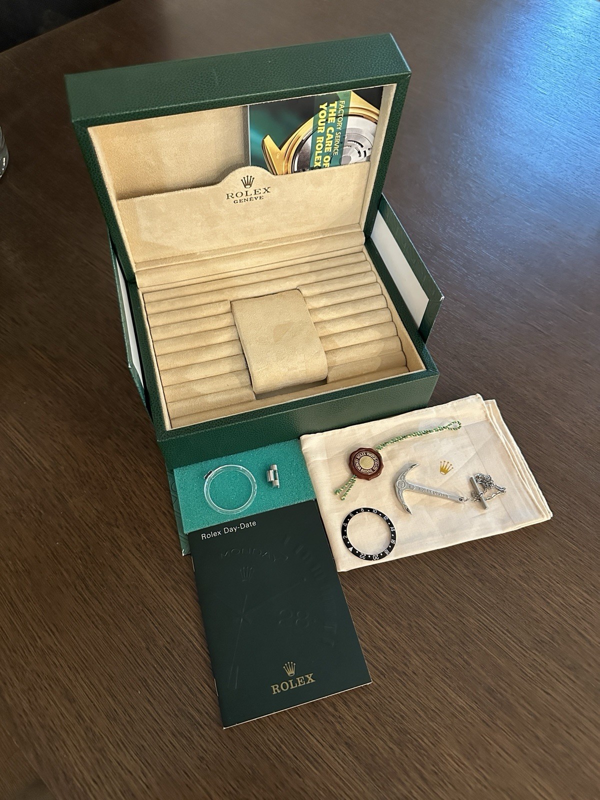 ROLEX – President 18k link -Large box – Bezel insert – Handkerchief – Anchor.