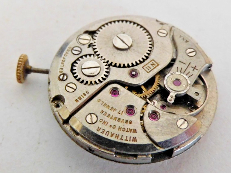 WITTNAUER 11 N MOVEMENT NOT RUNNING BROKEN STAFF FOR PARTS or REPAIR. 17 JEWEL.