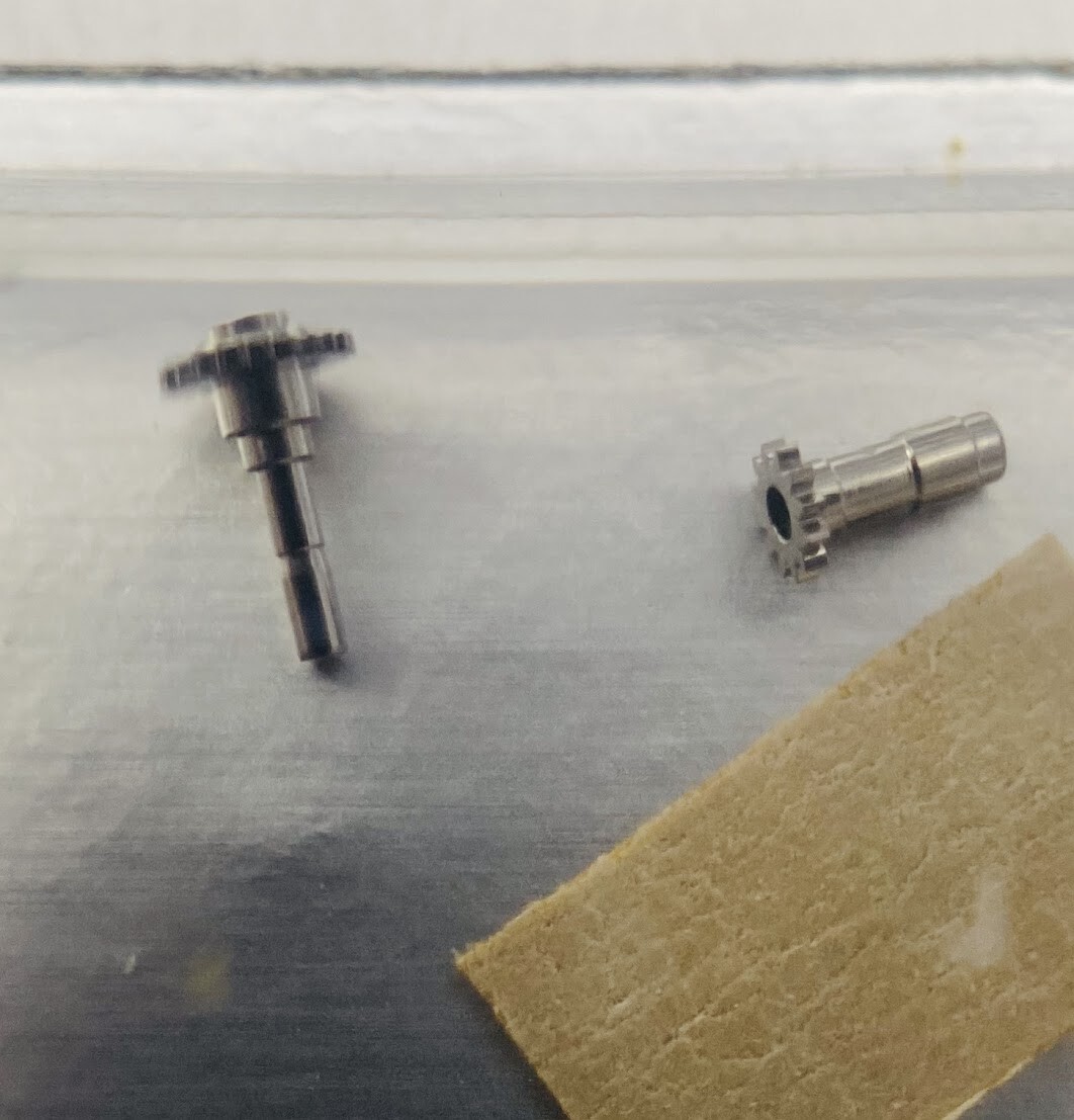 ROLEX FACTORY NEW SEALED ROLEX MINUTE PINION WITH CANNON PINION 2135 335
