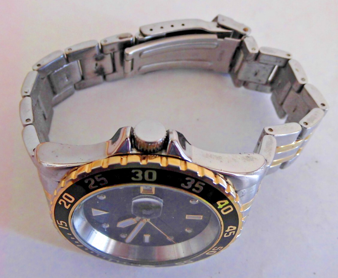 GENTS JOHN WEITZ QUARTZ DATE MOVMENT ESA # 2320. FOR PARTS or REPAIR.