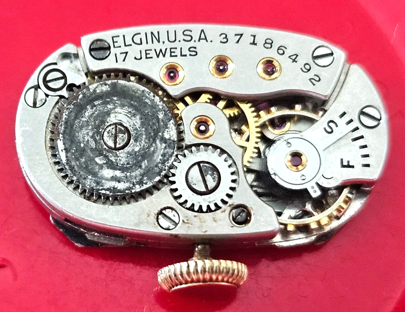 VINTAGE~ELGIN 37186492~17J USA WATCH MOVEMENT (RUNNING)