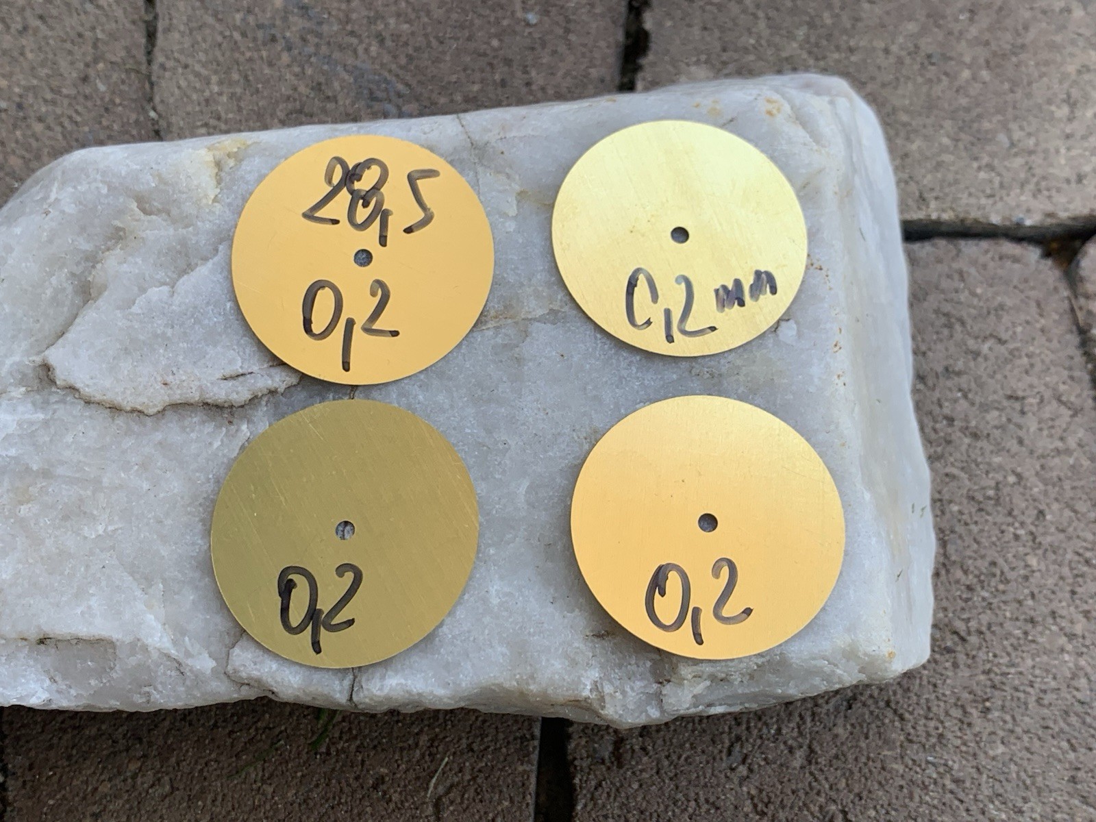 Blank dials / watch dials – yellow brass Ø 28,5 mm / thickness 0,2 mm .
