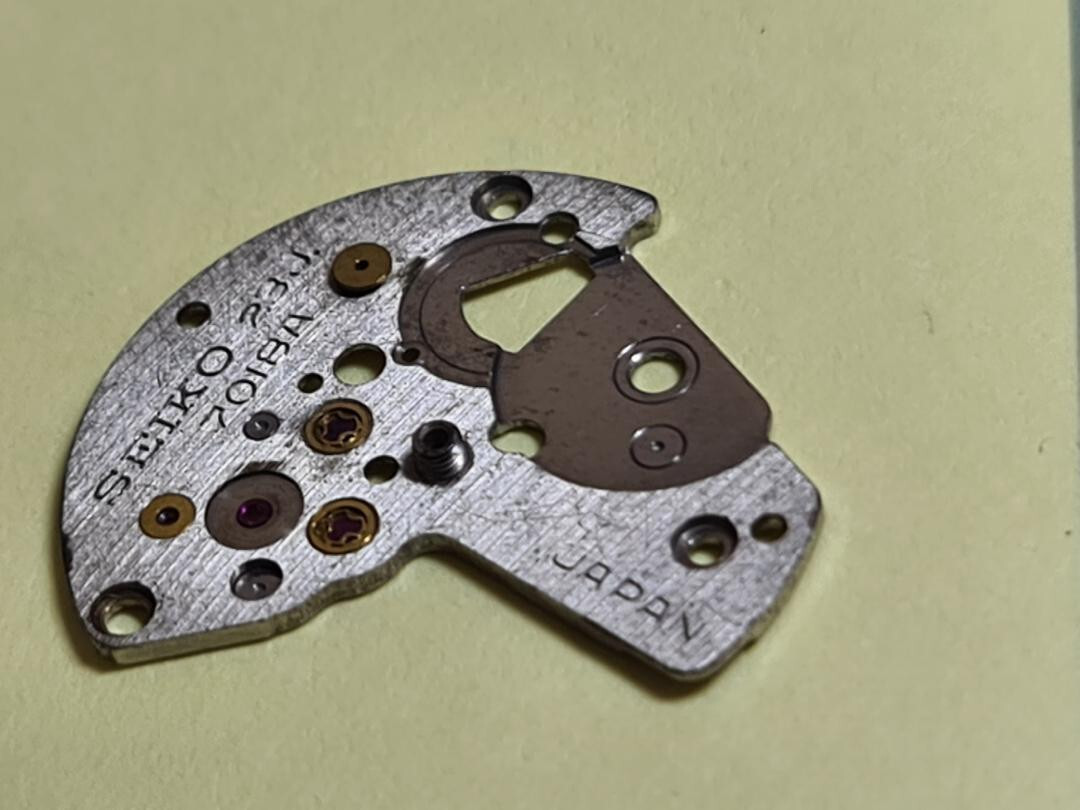 112051 BARREL AND TRAIN-WHEEL BRIDGE SEIKO MOVEMENT 7018 7018A