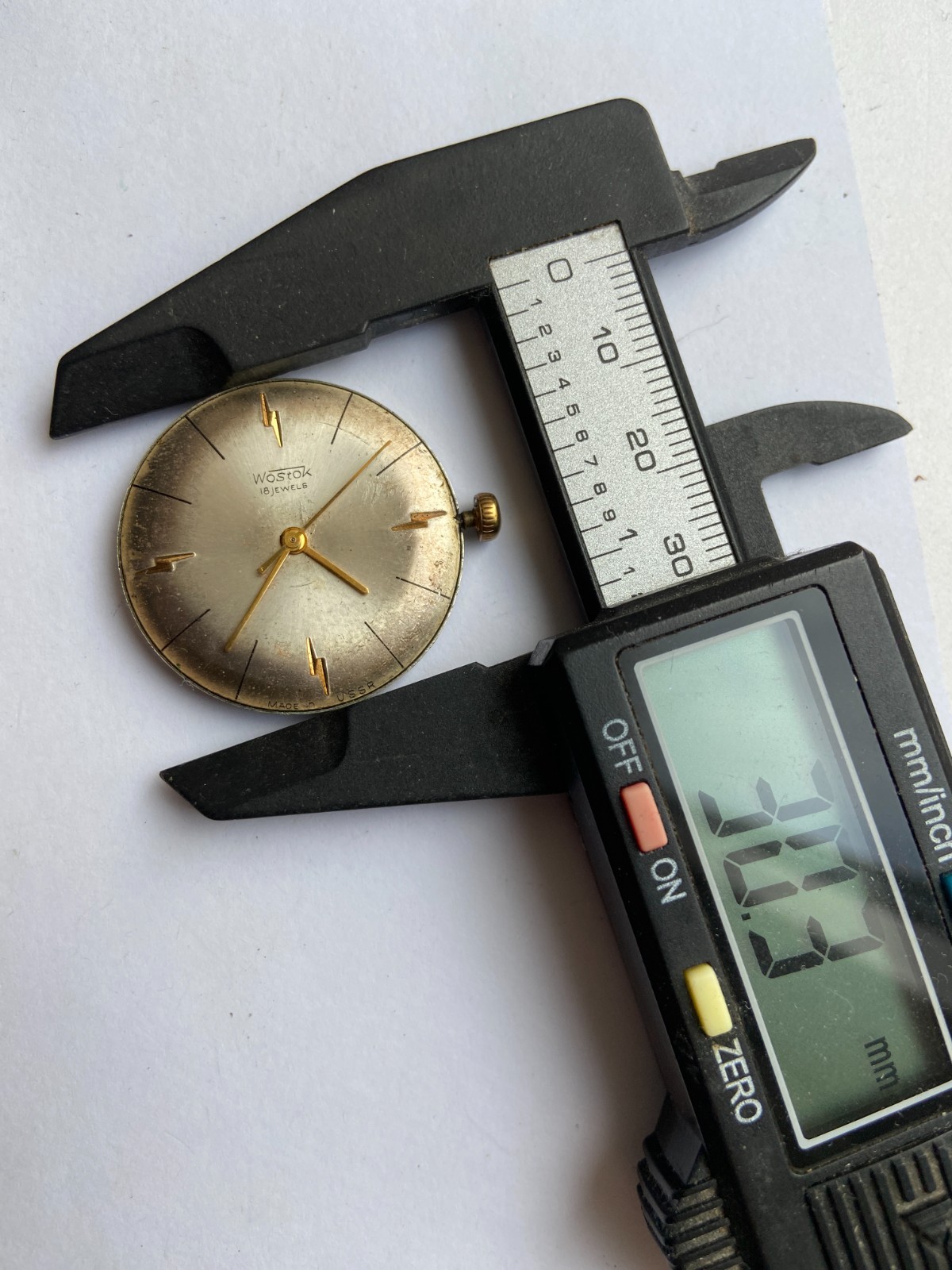 VINTAGE MEN WRIST WATCH FOR PARTS MOVEMENT WOSTOK 18 JEWELS USSR CAL. 2209