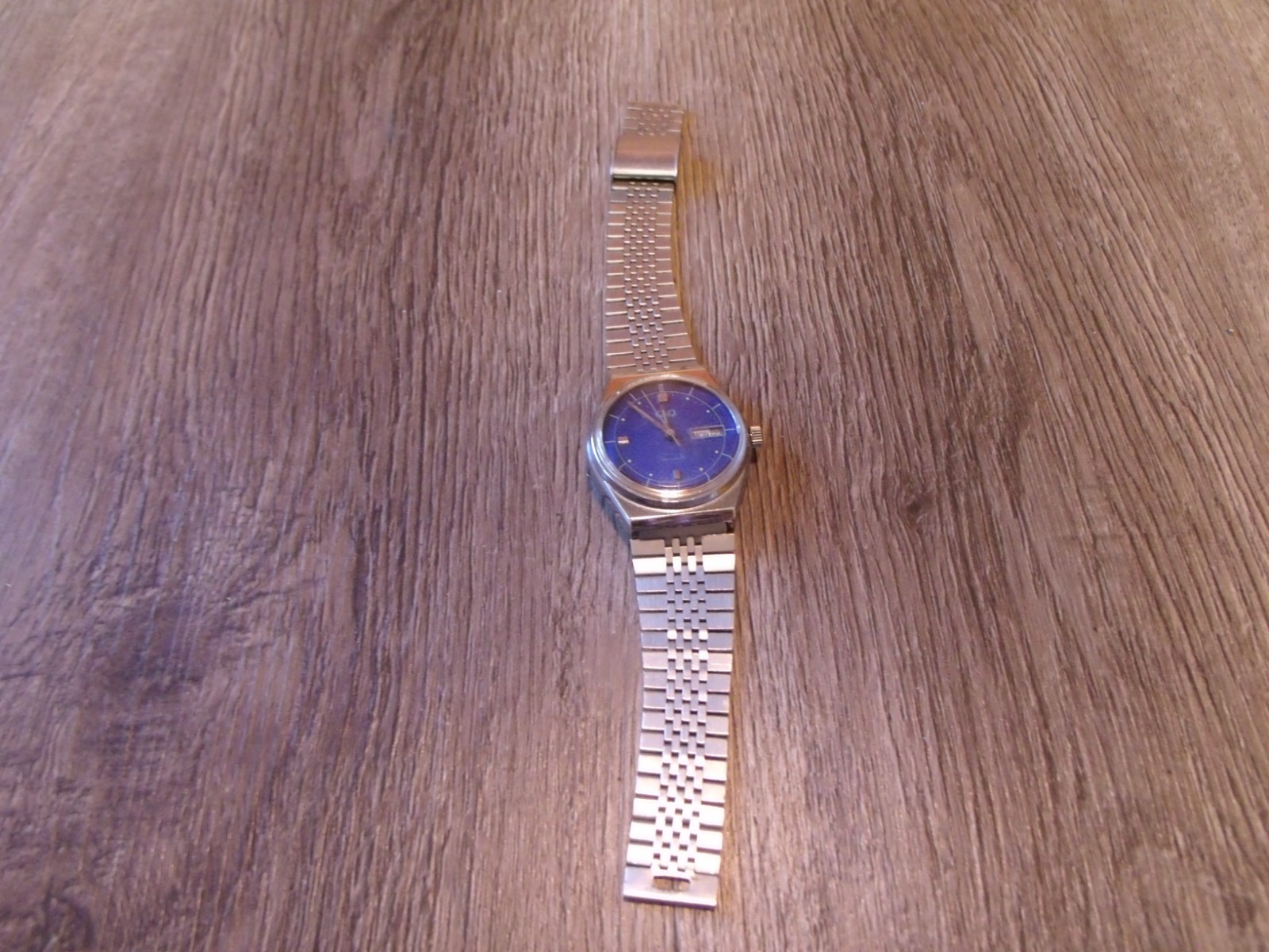 COLLECTIBLE Q & Q AUTOMATIC BLUE FACE MEN’S WRISTWATCH FOR PARTS OR REPAIR