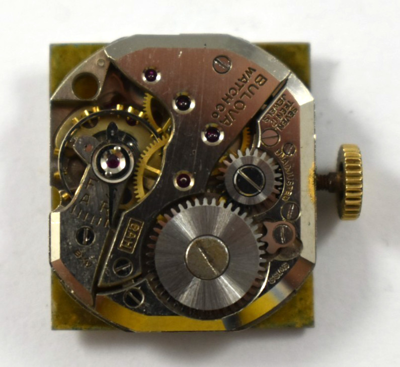 Vintage Bulova Manual Wind 17J 8AH Wrist Watch Movement lot.t