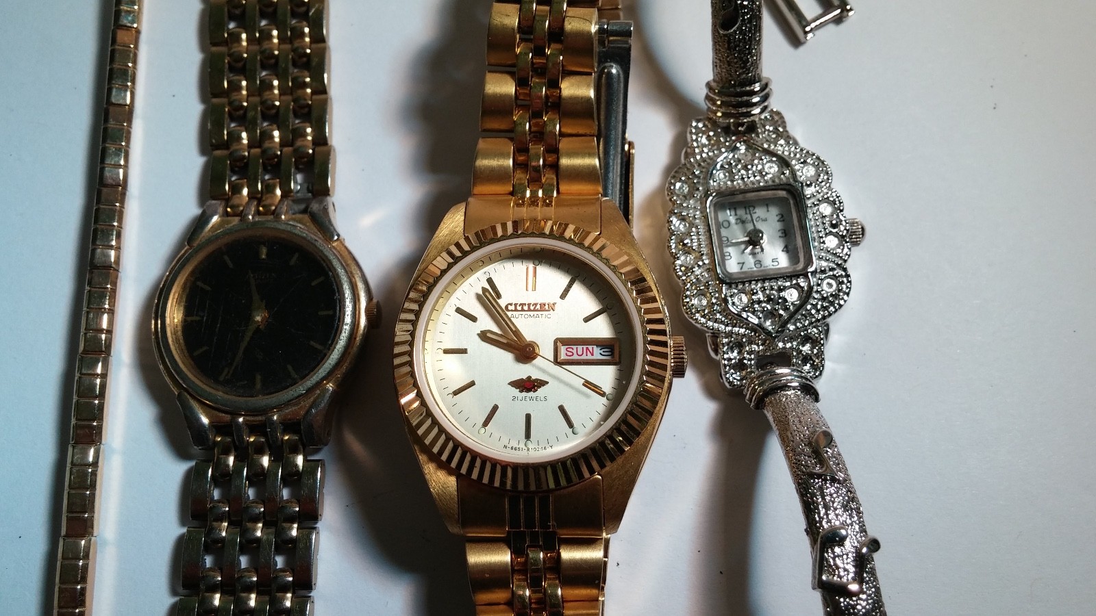 LOT of Watches, 2 bracelts for resale: Citizen, Seiko, Lorus-Mickey Mouse, Men’s