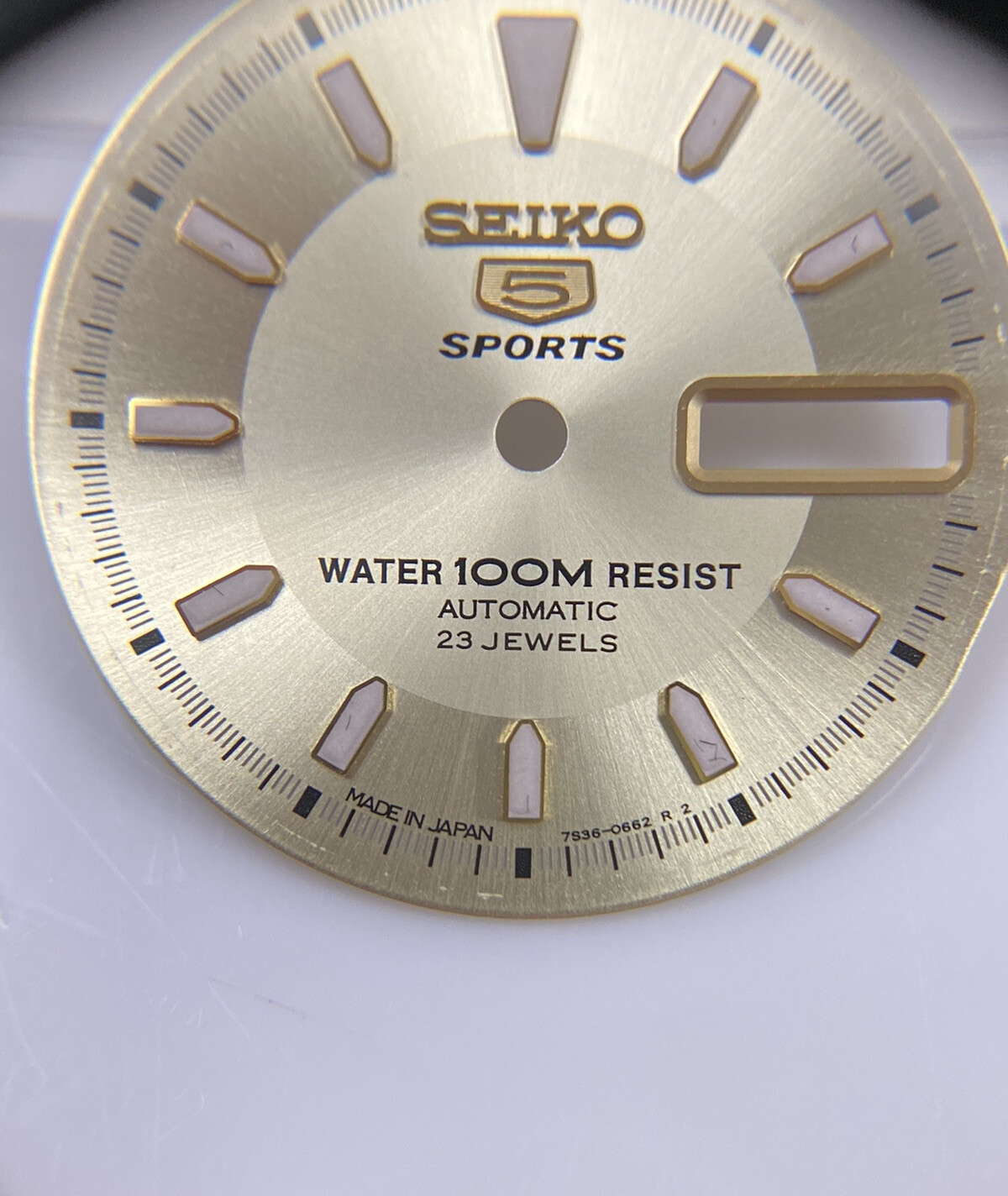 Genuine Seiko 5 Sports 7S36-0662 23 Jewels Gold 28.5mm Day/Date Dial w/ Hands