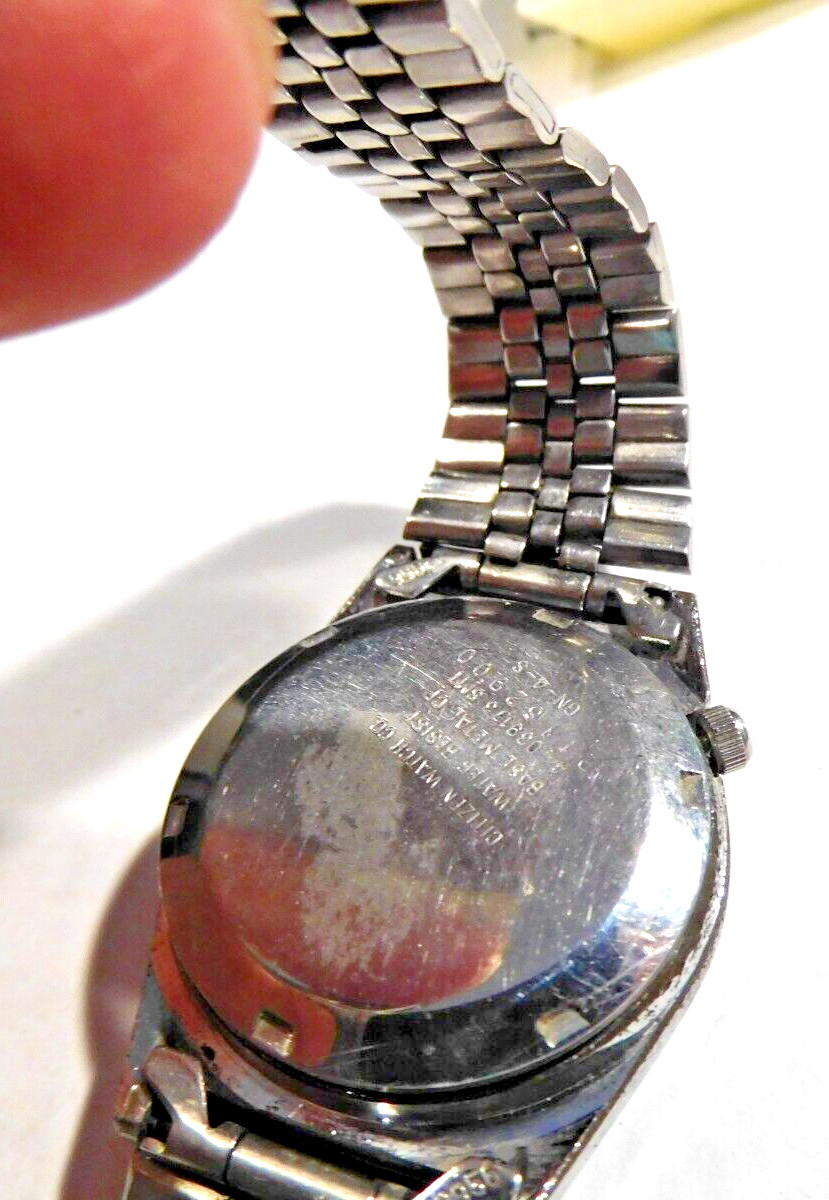 CITIZEN 8200A 21 JEWELS AUTO DAY & DATE RUNNING. NEEDS CLEANING, OIL, ADJUSTMENT
