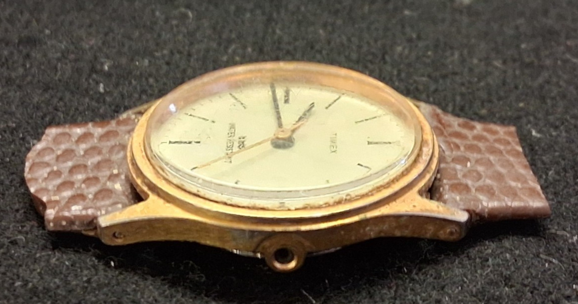 VTG TIMEX WATER RESISTANT WRISTWATCH PIECE BROKEN FOR PARTS OR FOR REPAIR WATCH