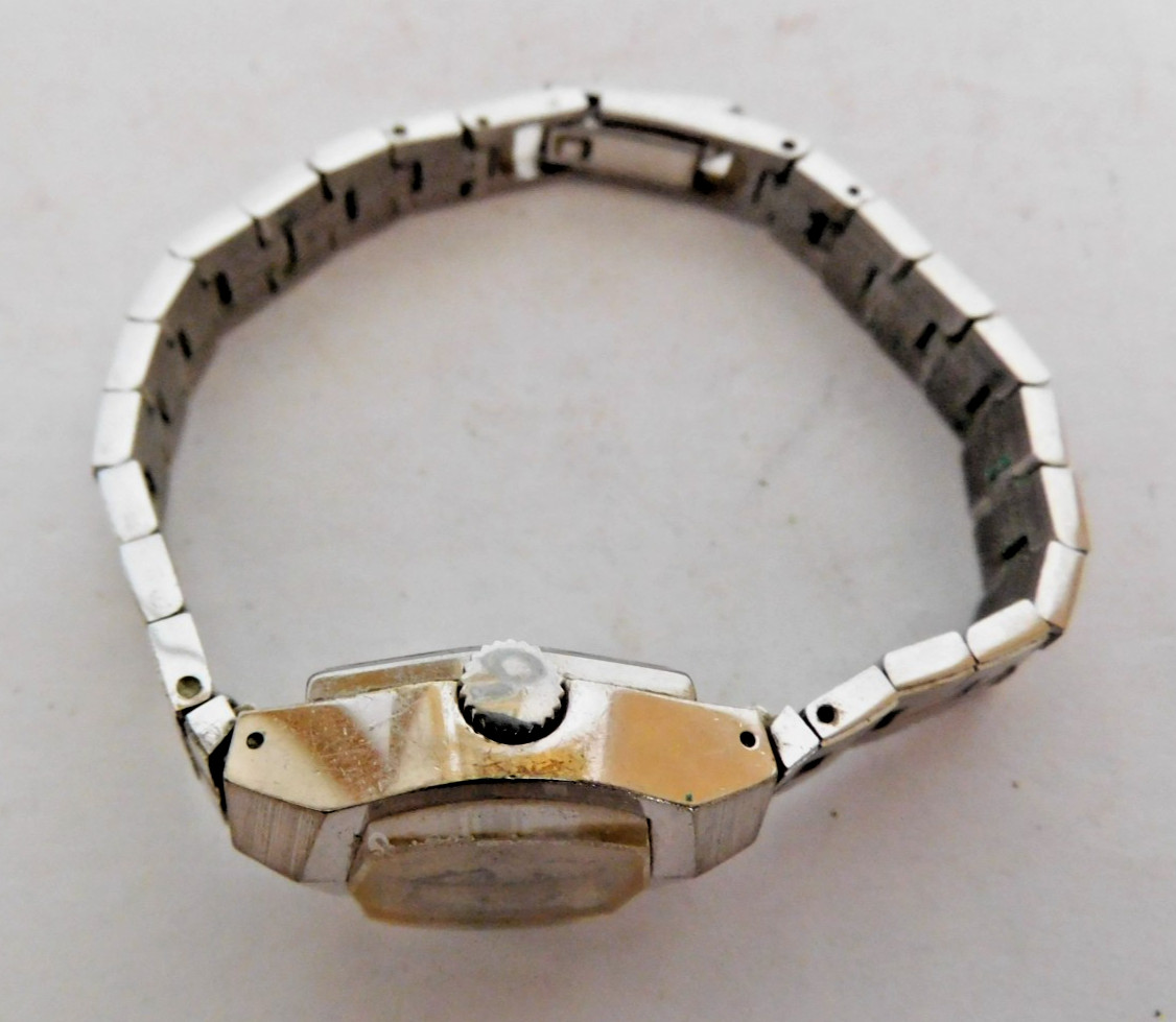 BULOVA 1081.10 17 JEWELS WATCH RUNNING. NEEDS CLEANING