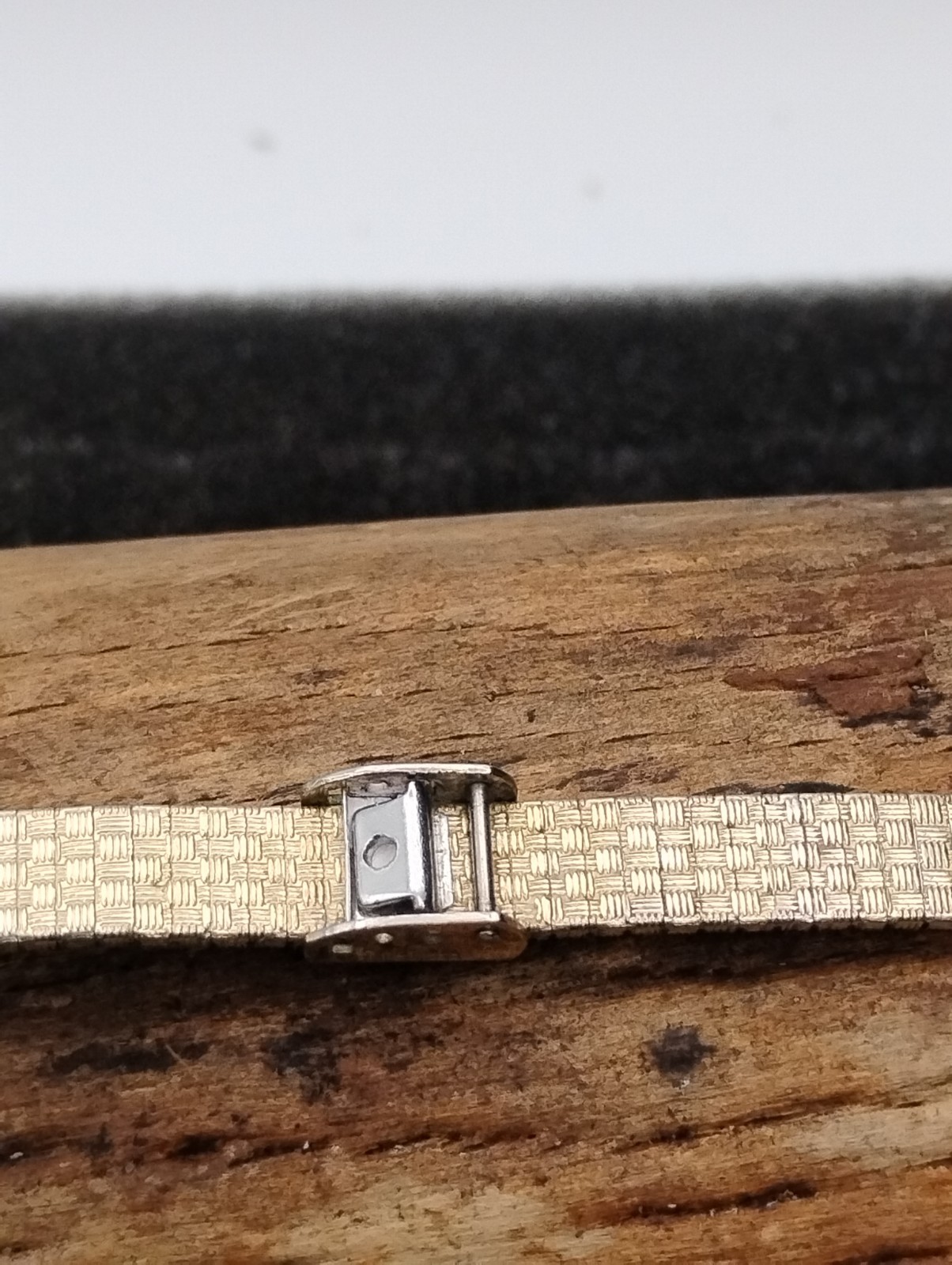 Ladies Elgin Oval Quartz Watch 14x18x7mm Adjustable Safety Clasp. 10k Gold..W24