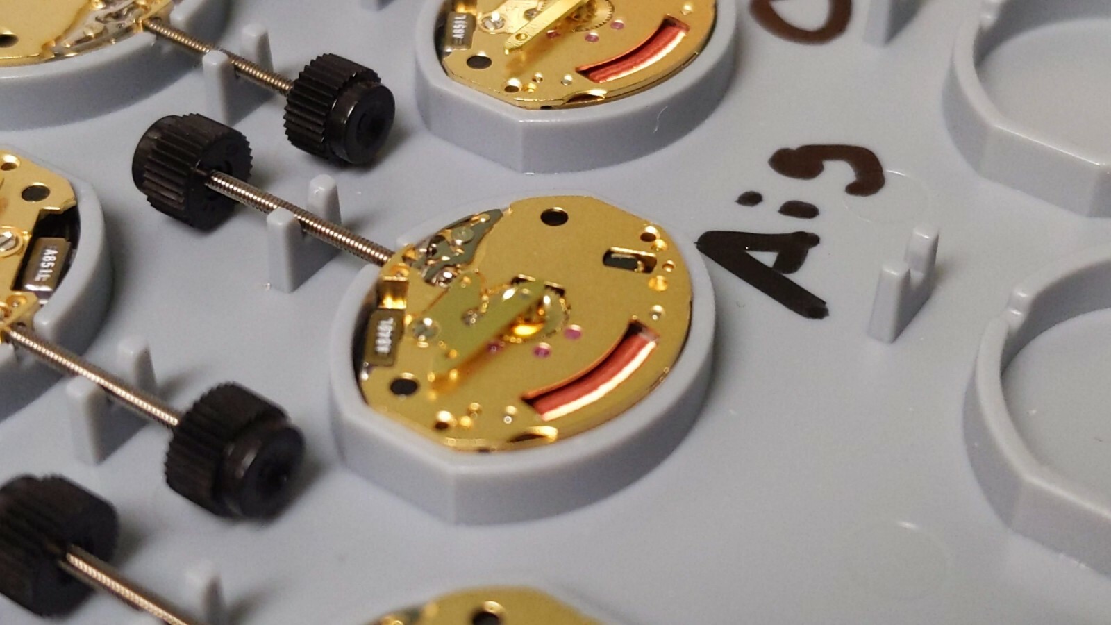 ETA 976.001 watch movement SS1 V8 Aig 1 (H1) NEW yellow 2 hands SS1
