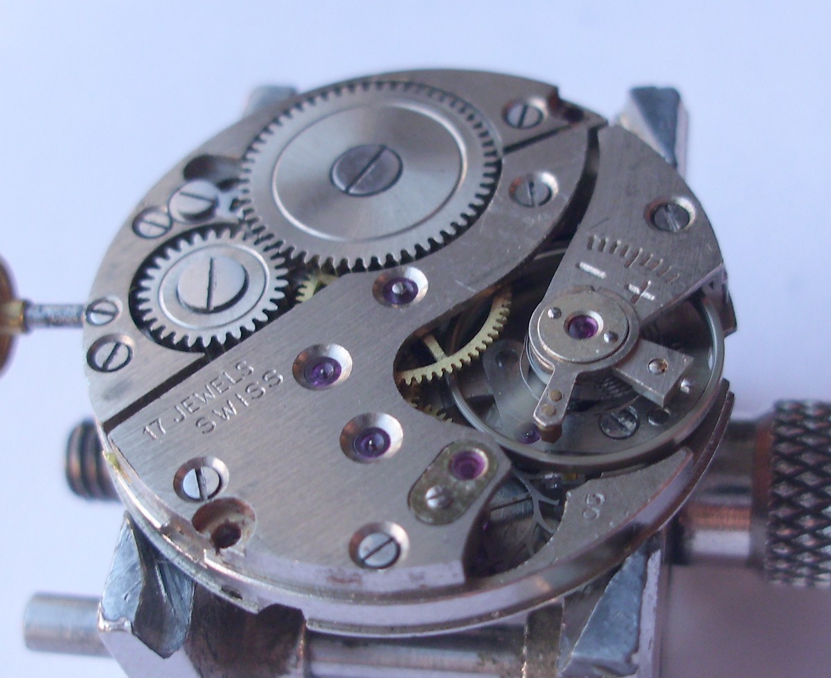 AROGNO A151 – Runing & Keep time Vintage Swiss wrist watch movement for parts