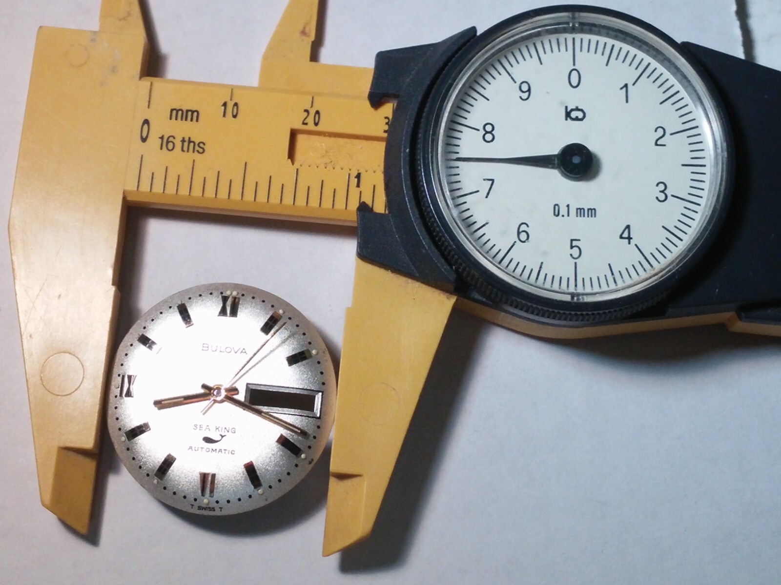 Bulova dial and 3 hands sea king silver and yellow, day/date Swiss made