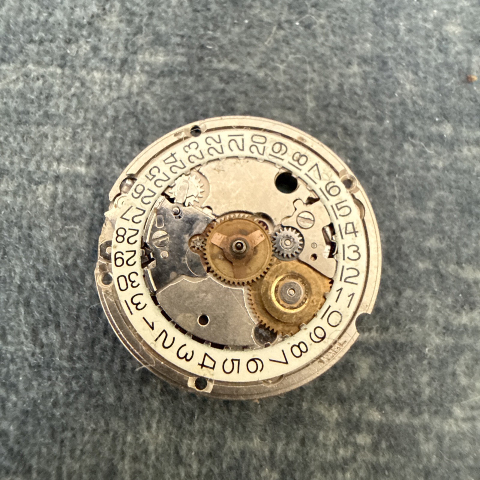 ETA 956.114 Date @6 Gucci NOS 7.75″‘ Movement. Untested spares only no returns