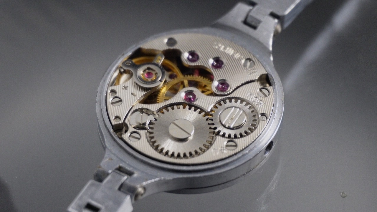Vintage Chaika 1601A Mechanical Ladies Watch For Parts Repair. Runs.