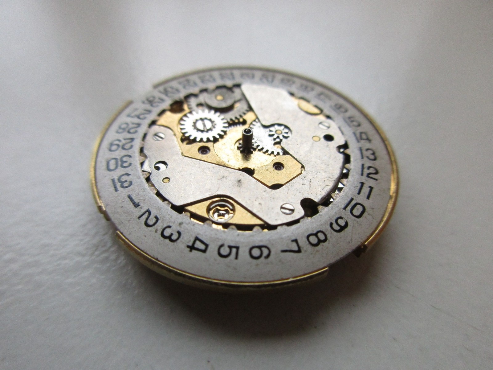 FHF Fontainemelon cal. 905 incomplete watch movement – balances move – for parts
