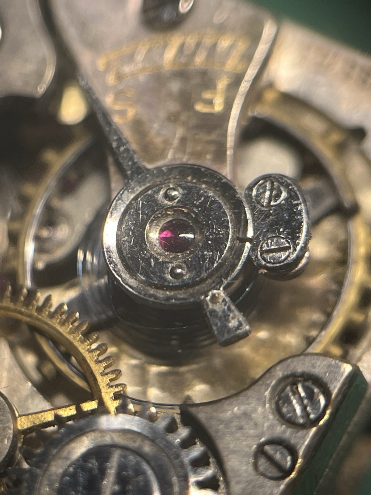 RUNNING Gruen Guild 153 Watch Movement 15j Broken Mainspring