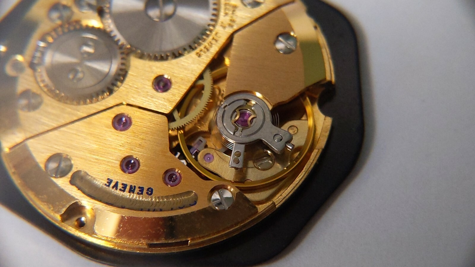 Bulova watch P7000 Peseux movement. hand wind. RUNS. 17 jewels Swiss made with B