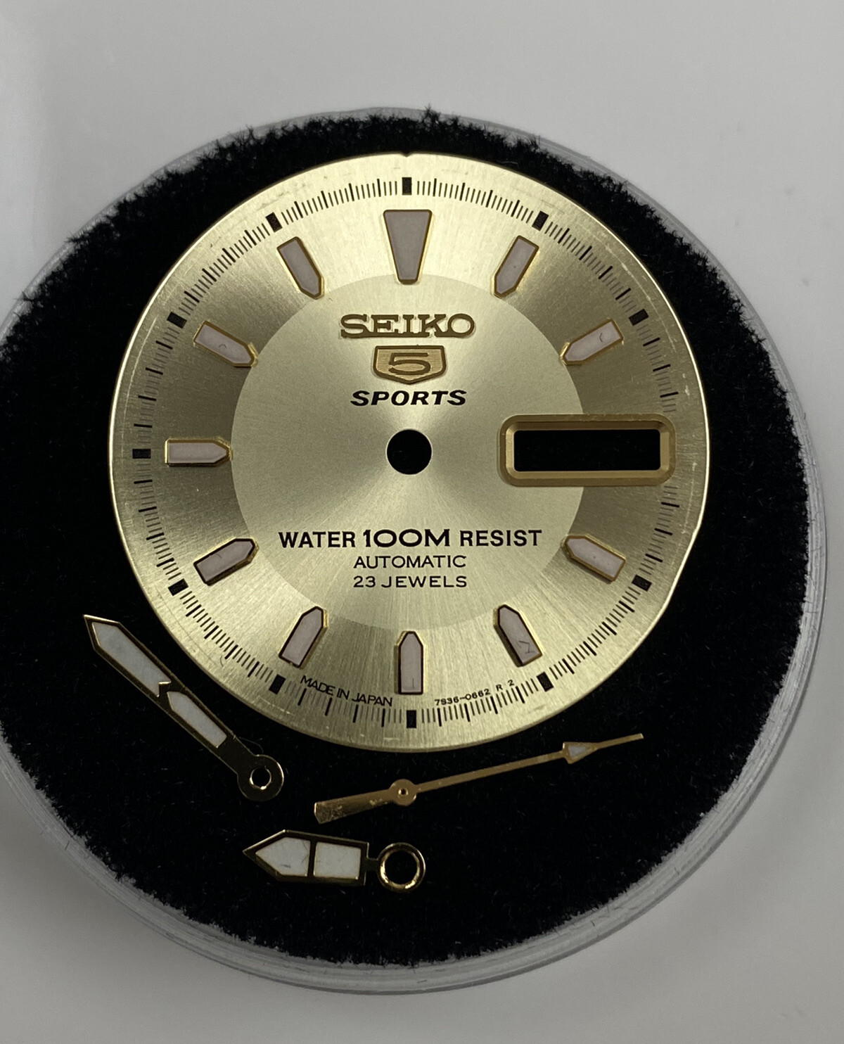 Genuine Seiko 5 Sports 7S36-0662 23 Jewels Gold 28.5mm Day/Date Dial w/ Hands