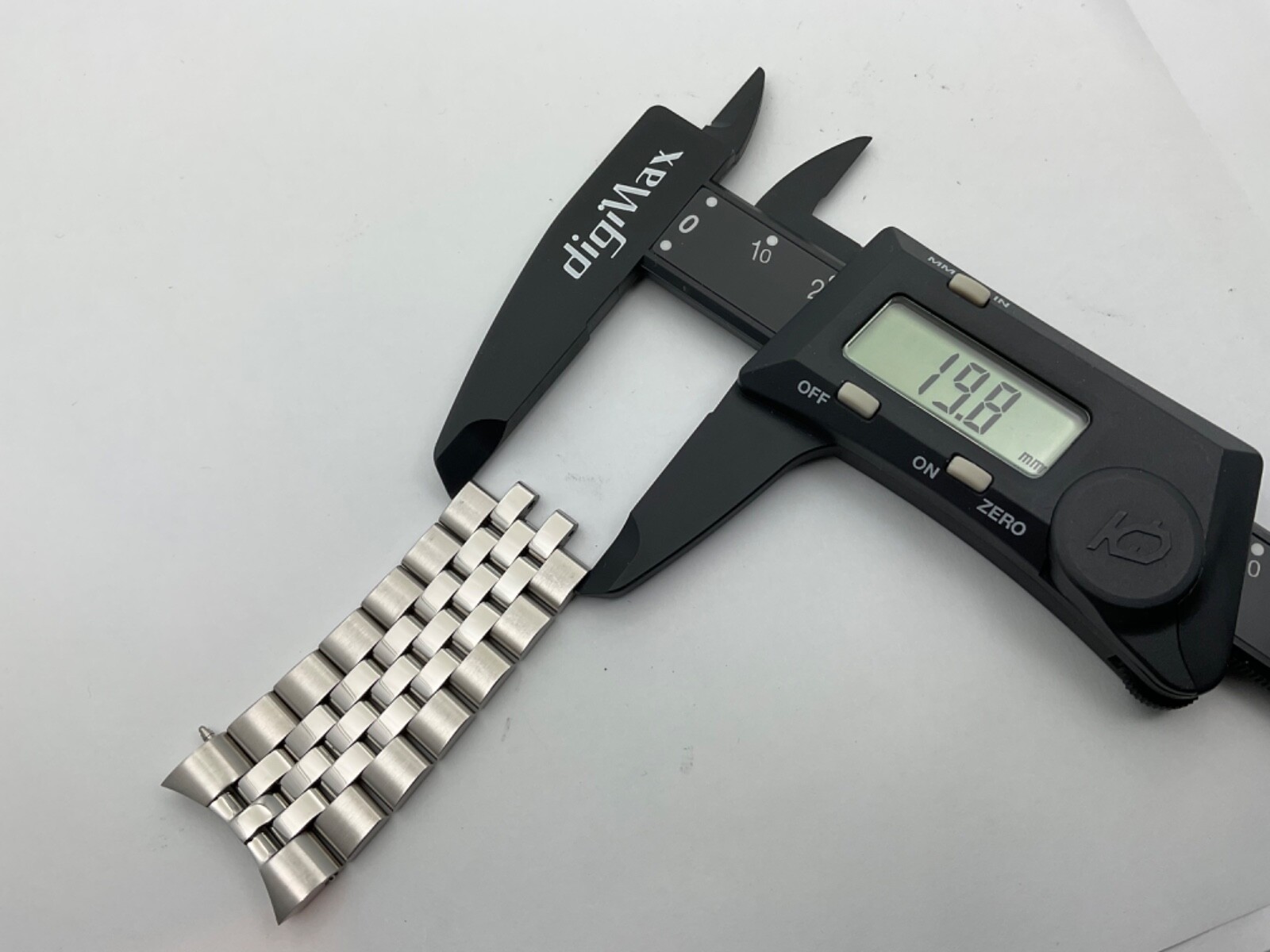 Movado Caseback # 07 1 14 1142 S/S 07.1.14.1142 Partial Band NON REMOVABLE LINKS