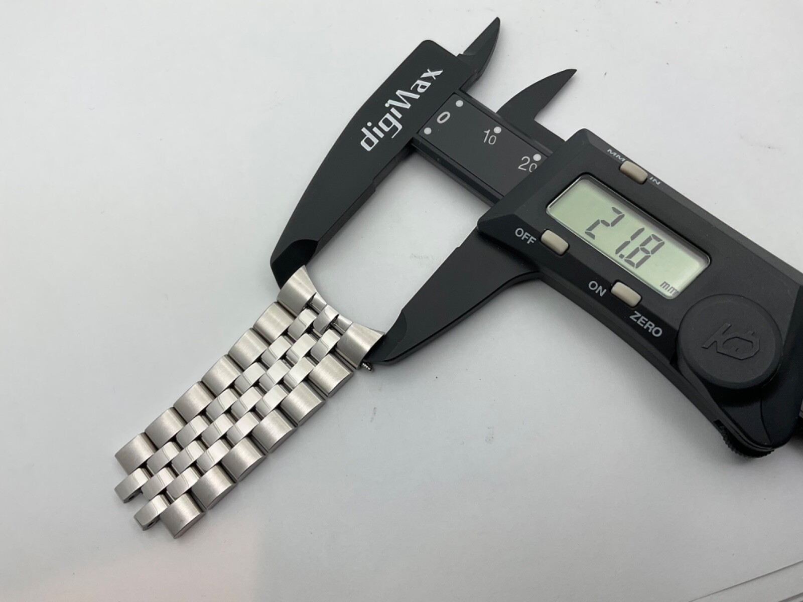 Movado Caseback # 07 1 14 1142 S/S 07.1.14.1142 Partial Band NON REMOVABLE LINKS