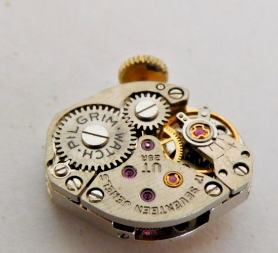 UT 28 A MOVMENT WITH DIAL & HANDS FOR PARTS or REPAIR. 17 JEWELS. USED