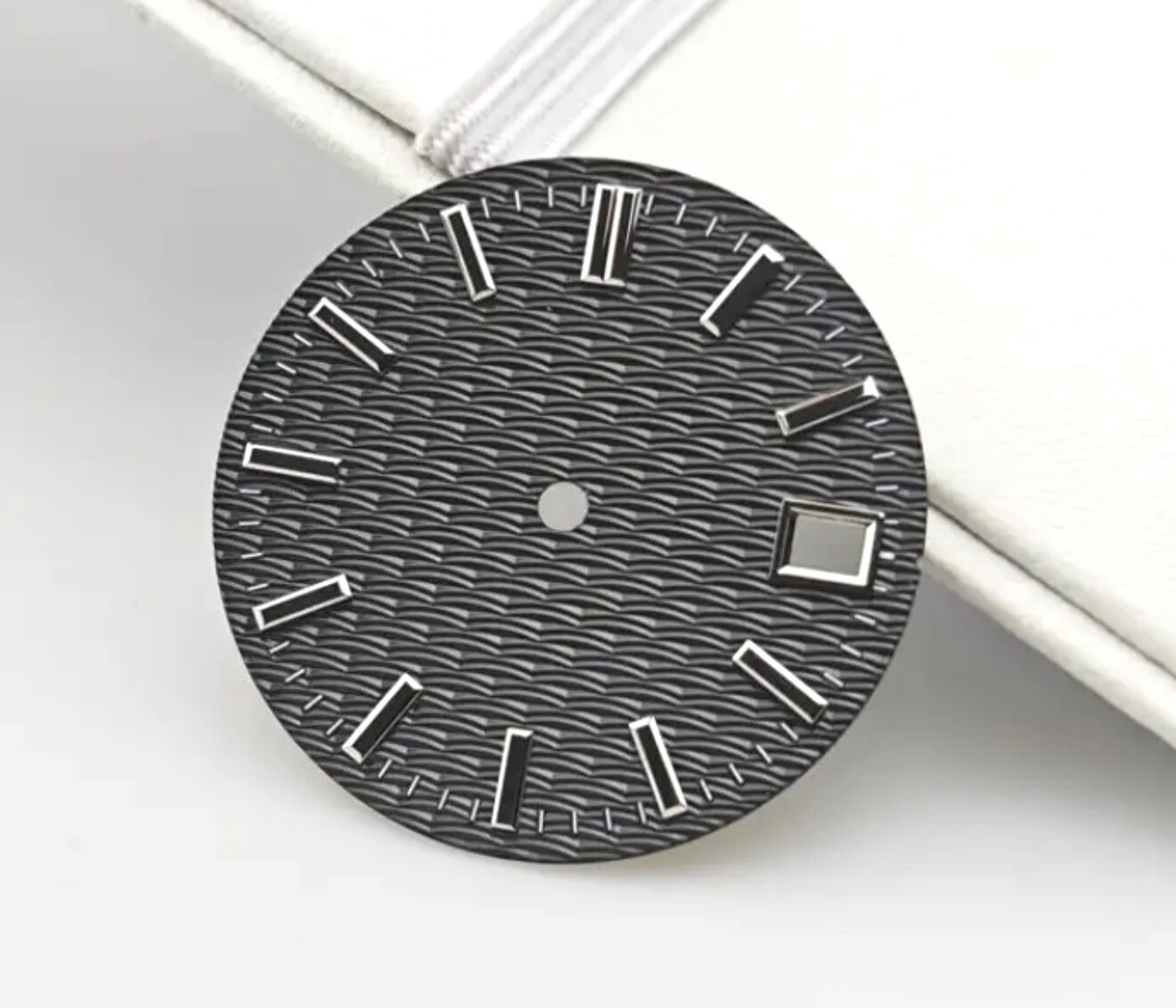 New 28.5MM Waves Luminous Metallic Watch Dial Date for NH35/36 Movement